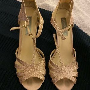 Glittery bet set Johnson heels 4 inches tall